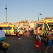 Man onwel op strand nabij de zeilvereniging